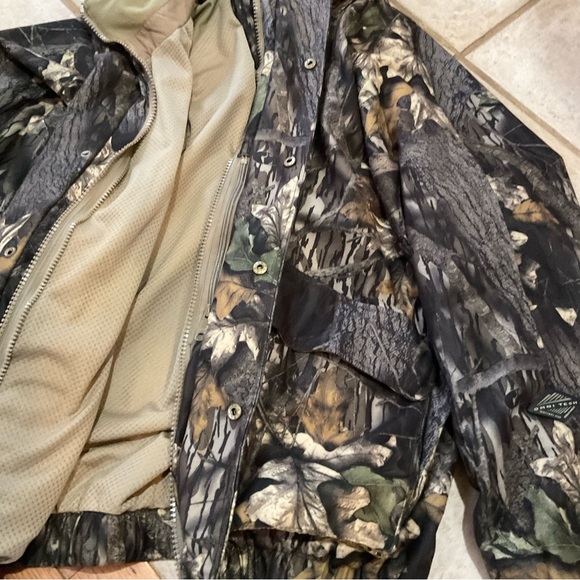 Columbia waterproof, camo hunting coat, Size M, Excellent Condition! - Picture 3 of 9